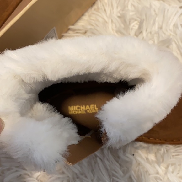 NWT/box Michael Kors children’s size 10 Boots with fir on top - Picture 7 of 8